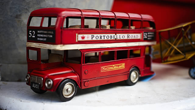 Traditional London bus at Portobello Market, London ©VisitBritain / Joanna Henderson