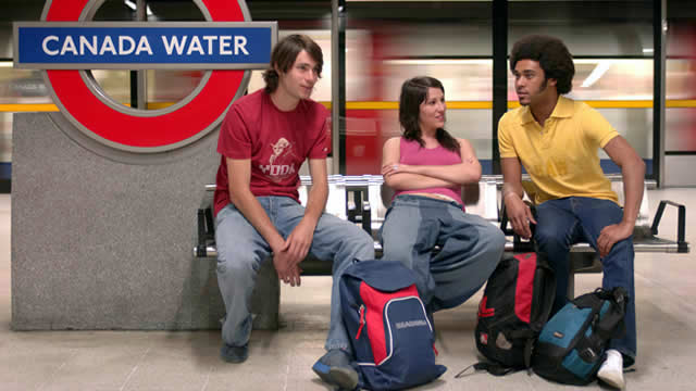 Backpackers on the Tube © VisitBritain/Eric Nathan