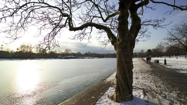 Hyde Park's serpentine lake in winter. © Indusfoto Ltd