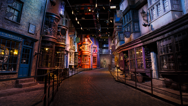 Le décor du Chemin de Traverse de la série de films Harry Potter, dans une ambiance nocturne.