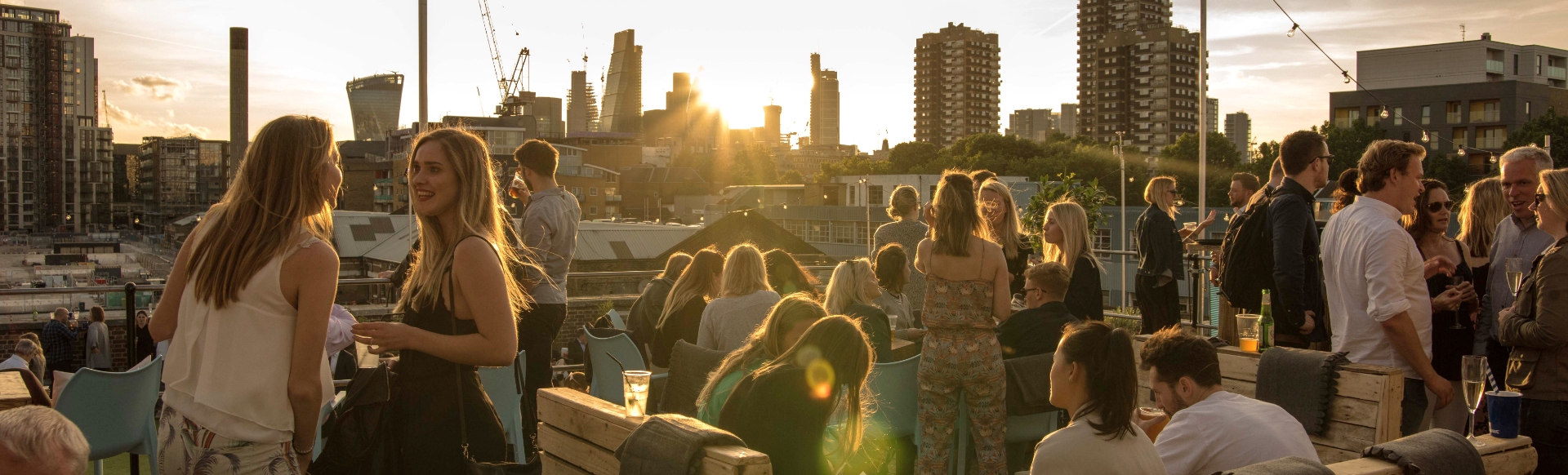 Summer in London. Photo: 2017 Steve Dunlop People are socialising in a rooftop bar