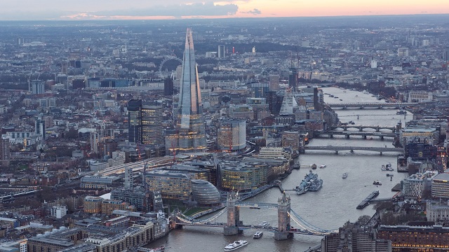 Vue aérienne de Londres au crépuscule, avec la Tamise, le Tower Bridge et le Shard.