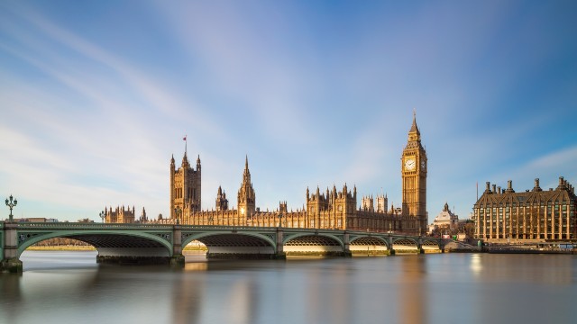 Vue de Big Ben et des Chambres du Parlement de l’autre côté de la rivière avec le pont de Westminster au premier plan.