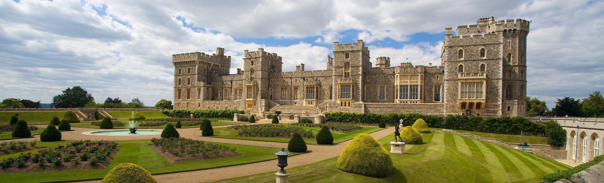 Vue sur le château de Windsor et ses jardins bien entretenus.