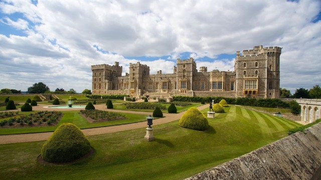 Blick auf Schloss Windsor und seinen gepflegten Außenbereich.