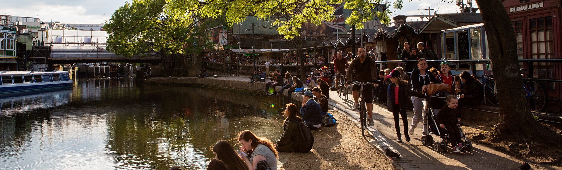 Camden Lock and Regent's Canal, with visitors sitting and walking next to the canal. © London and Partners/Michael Heffernan