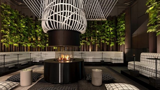 Ein Foto der Feuerstelle im Shima Garden, der japanischen Rooftop-Bar im Londoner Hotel 8 at The Londoner. 