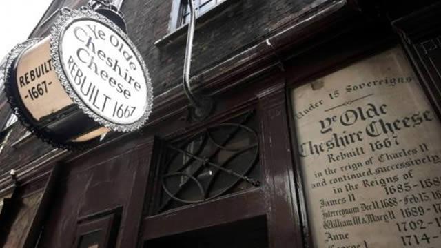 The outside of Ye Olde Cheshire Cheese with a sign stating "Ye Olde Cheshire Cheese Rebuilt 1667".