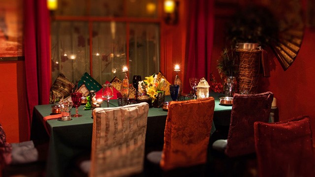 L'intérieur et le décor de table rouge et vert du restaurant Archipelago