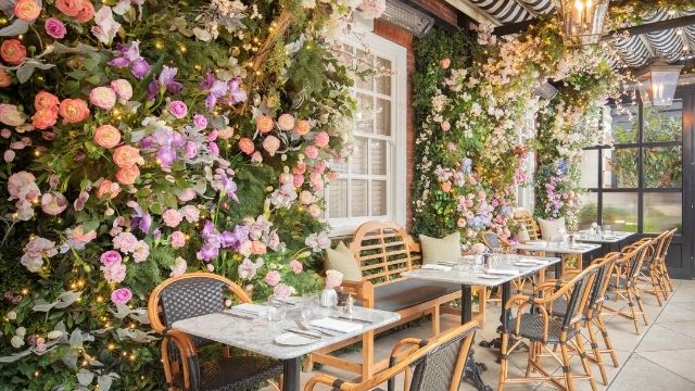 Der blumengeschmückte Außenbereich des Londoner Restaurants Dalloway Terrace.