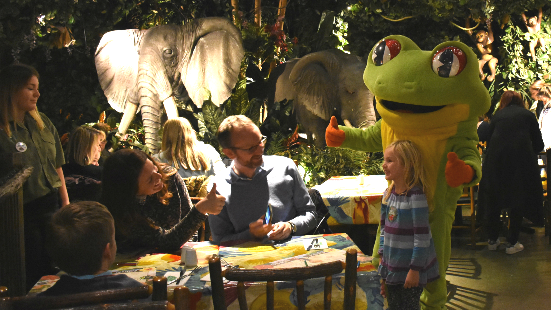 Children's entertainers and rainforest animals at The Rainforest Cafe