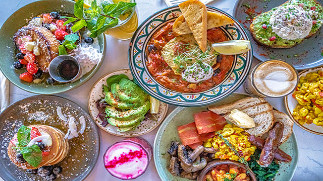 View from above on a table full of vegan dishes ideal for a brunch, from pancakes to the English breakfast without forgetting the avocado toast.
