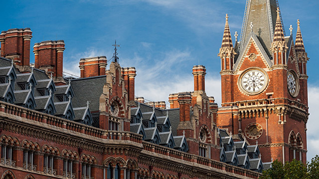 Le clocher de la gare de Saint Pancras et son architecture gothique. Image reproduite avec l'aimable autorisation de Pixabay