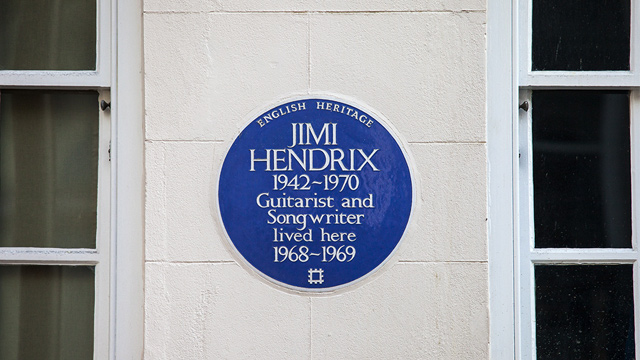 Blue plaque on white wall on Brook Street in London's Mayfair, stating that guitarist and songwriter Jimi Hendrix lived here from 1968 to 1969.