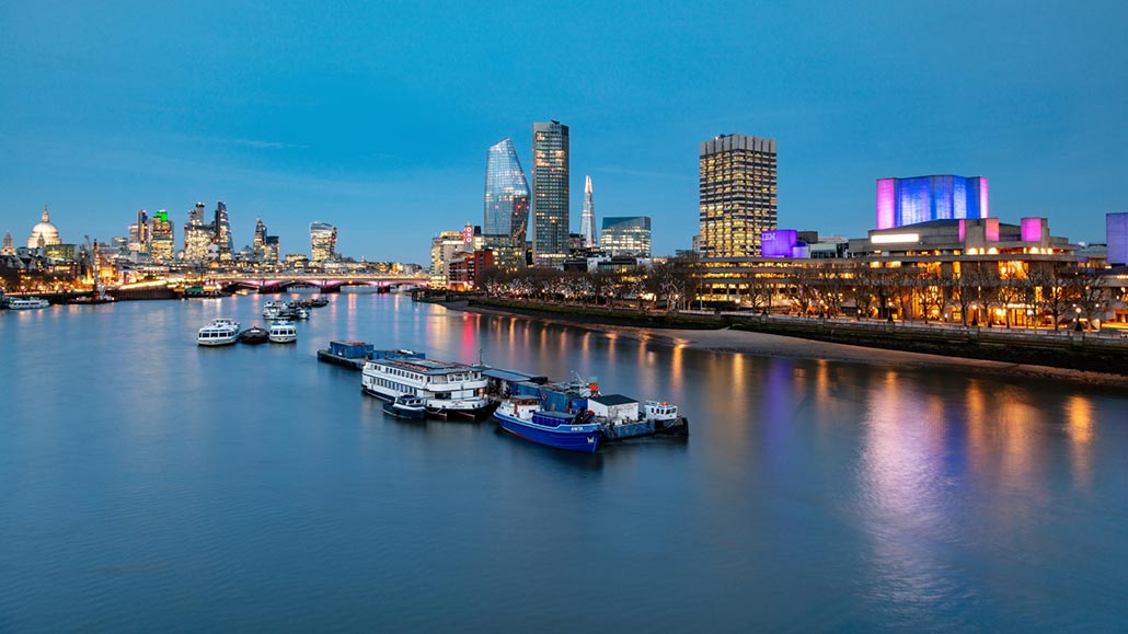 London river pov. Лондон Ривер. Rivers of London. Zoom London.