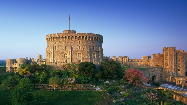 Ein Blick auf Schloss Windsor umgeben von Grünflächen.