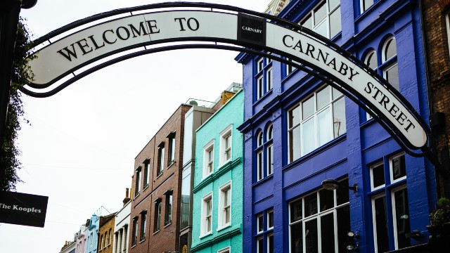 La rue colorée de Carnaby Street à Londres et son signe de bienvenue.