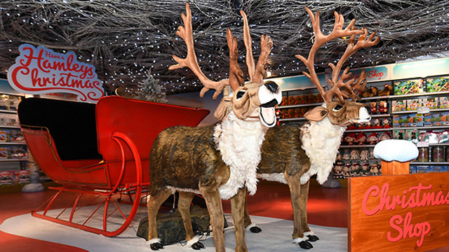 Hamleys Weihnachtsgeschäft mit zwei lebensgroßen Spielzeug-Rentieren, die einen Schlitten ziehen. 