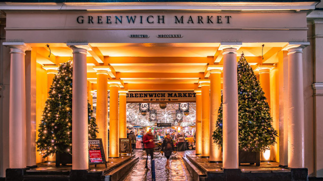Zwei Weihnachtsbäume am Eingang des Greenwich Market, London.