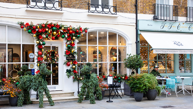 Weihnachtsdekorationen an der Außenseite eins Schaufensters in Chelsea, London. 