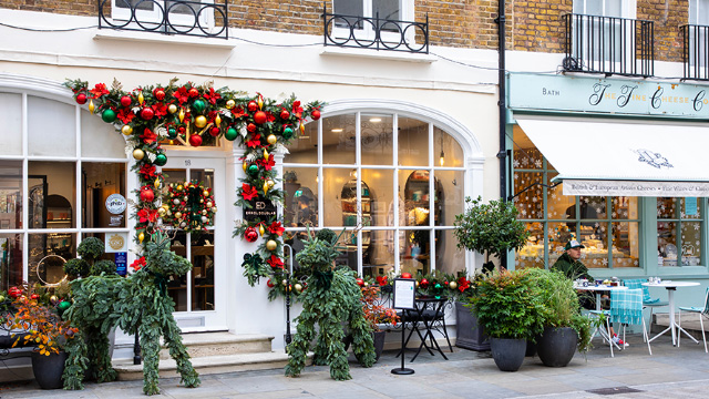 Weihnachtsdekorationen an der Außenseite eins Schaufensters in Chelsea, London.
