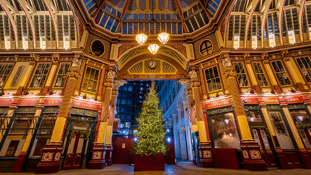 Weihnachtsbaum im Leadenhall Market bei Nacht in London