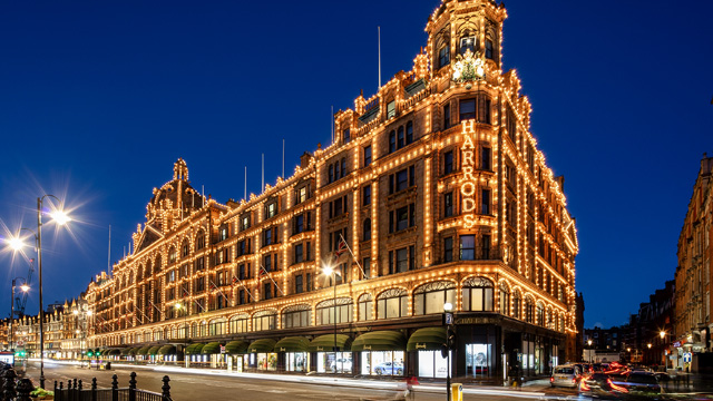 Weiße Lichter verkleiden die Außenfassade von Harrods in Knightsbridge, London