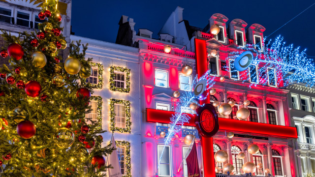 Christmas tree and lit-up seasonal shopfronts in Mayfair, London