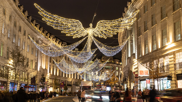 Weihnachtslichterengel über der Regent Street in London bei Nacht. 