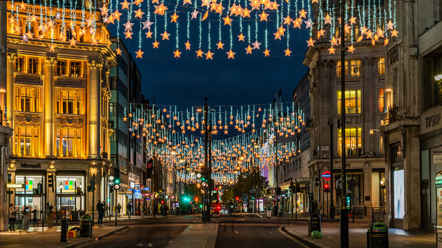 Weihnachtslicher über der Oxford Street in London bei Nacht. 