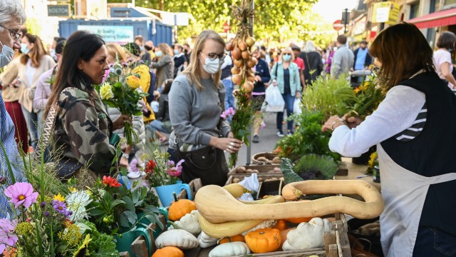 People browsing the stalls of Chiswick Flower Market.
