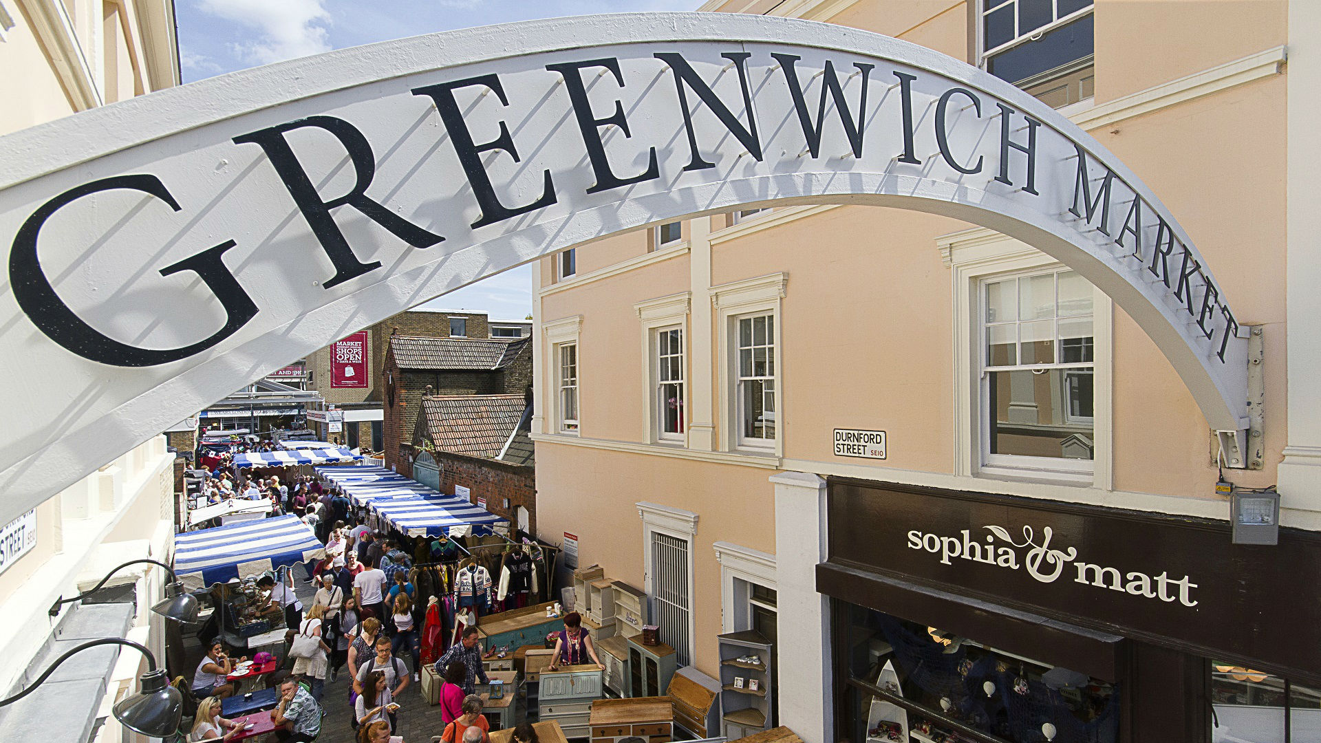 Вид с воздуха на рынок Гринвич с прилавками и покупателями на Данфорд-стрит. Автор фото: Роберт Грешофф. Изображение предоставлено Гринвичским рынком