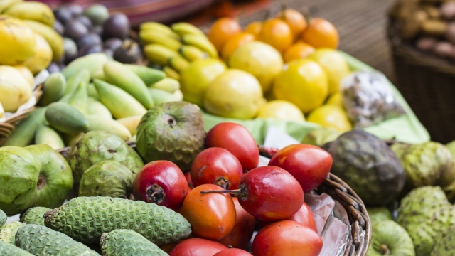 Зеленые, красные и желтые фрукты и овощи.