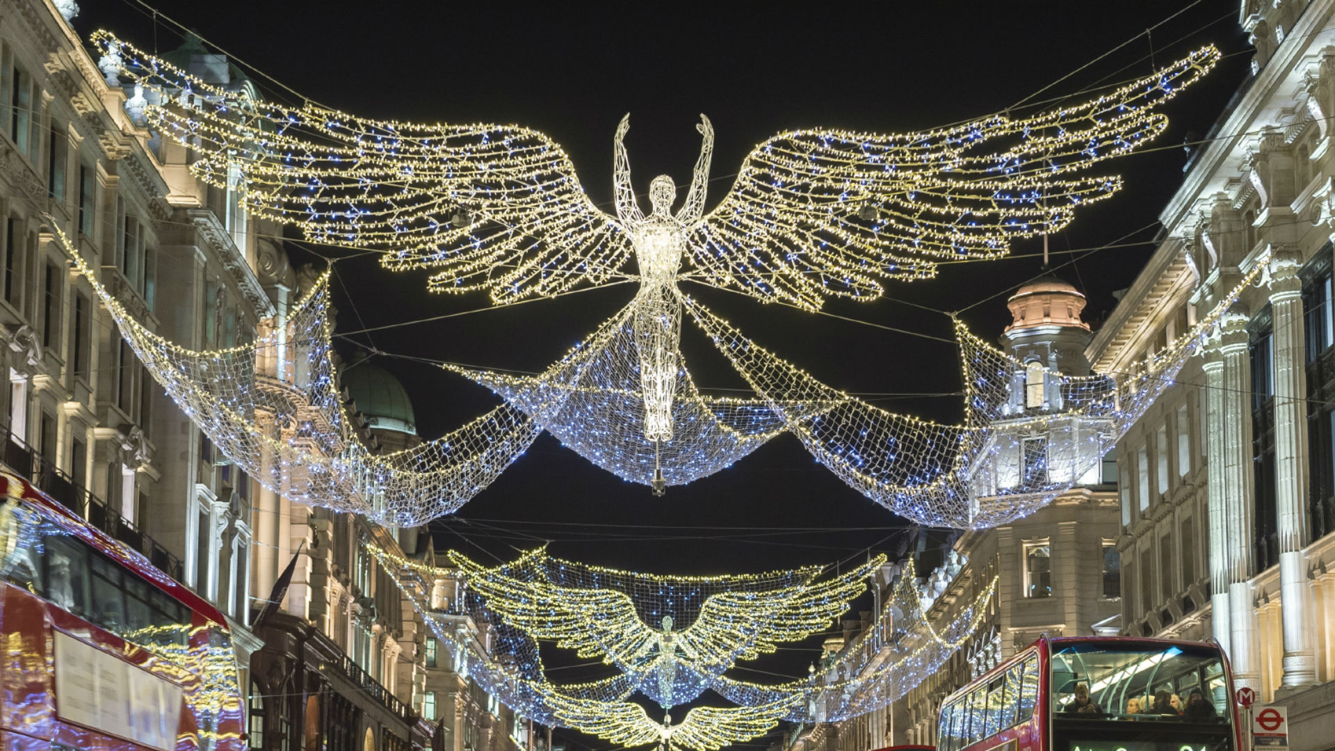 Regent Street Weihnachtslichter. Quelle: lazyllama. Bild mit Genehmigung von Shutterstock. Engelförmige Weihnachtsbeleuchtung in der Regent Street in London.