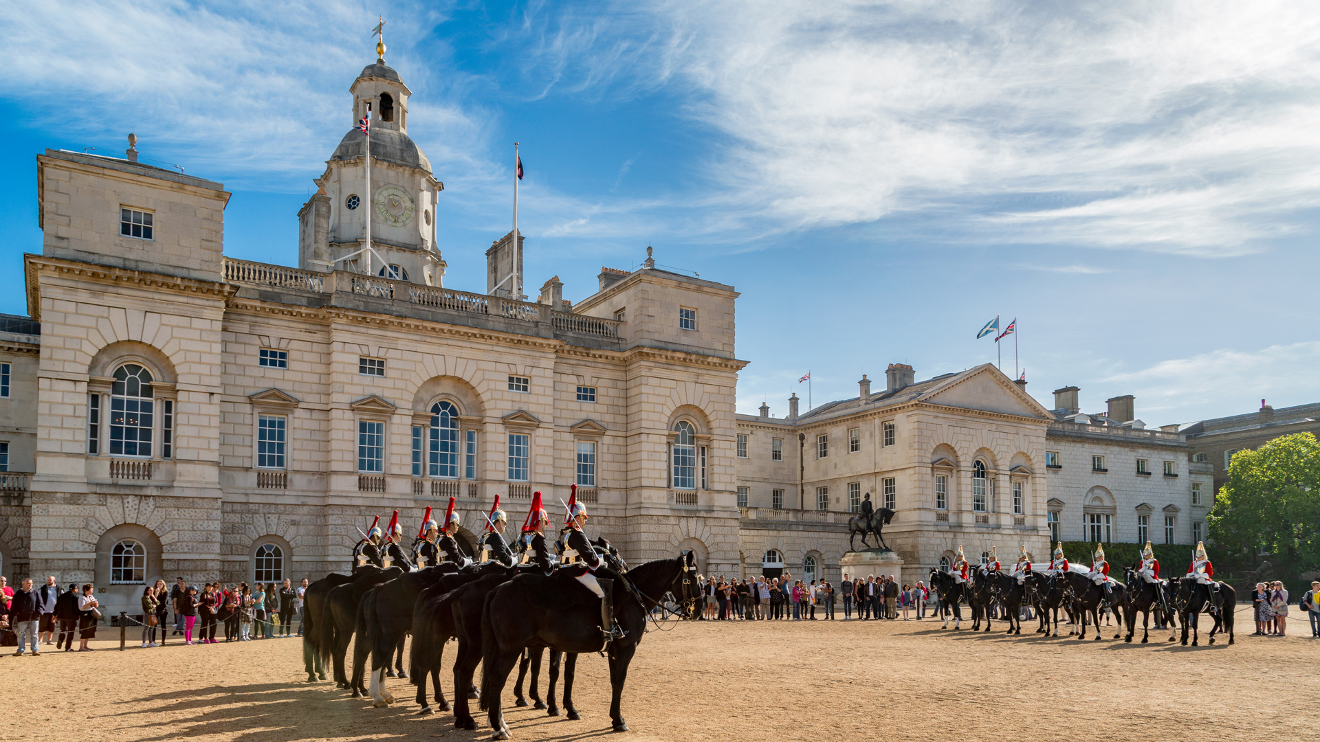La cavalerie, The Household Cavalry,  se tient sur Horse Guards Parade