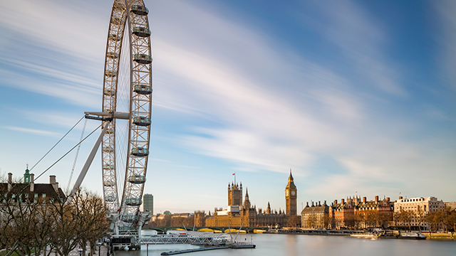 Vue sur le London Eye à gauche, avec la Tamise au centre de l'image, et Big Ben et les Chambres du Parlement à droite de l'autre côté de la rivière.