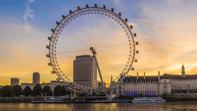 Découvrez de nombreuses attractions le long de la Tamise, sur la rive sud © Shutterstock. Image reproduite avec l'aimable autorisation de Shutterstock. Vue de l'autre côté de la rivière donnant sur le devant du London Eye, avec le County Hall et la rive sud de Londres derrière, par une journée ensoleillée.