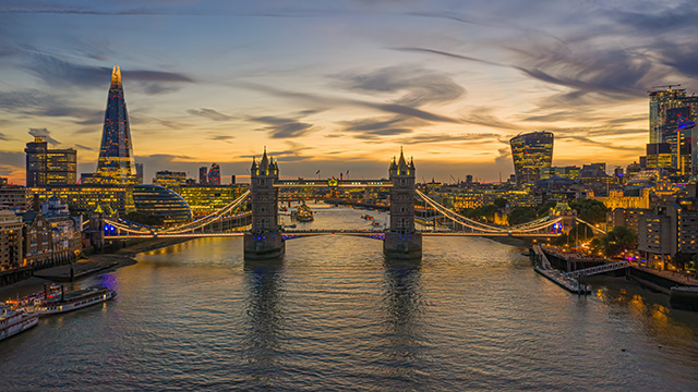 Vue sur la Tamise avec Tower Bridge et autres monuments célèbres de la capitale tels que le SHard au coucher du soleil.