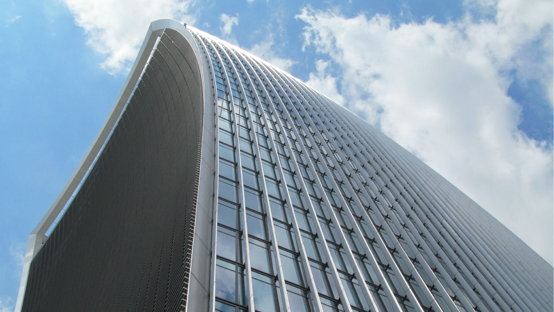 A view looking up to the top of 20 Fenchurch Street, the Walkie Talkie London. © Shutterstock / David Burrows