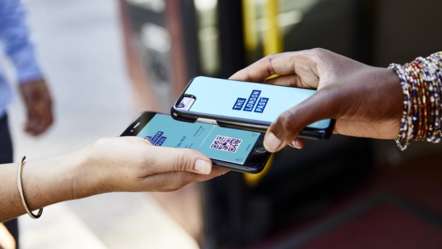Zwei Personen halten ihre Mobiltelefone nebneinander und zeigen einen QR-Code und die digitale App für den London Pass