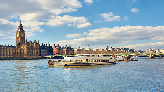 Une croisière fluviale passant devant le Parlement à Londres, avec l'aimable autorisation de Golden Tours.