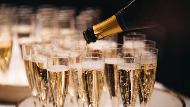 Enjoy bottomless bubbles as you spot landmarks from the Thames. © Unsplash/Alexander Naglestad