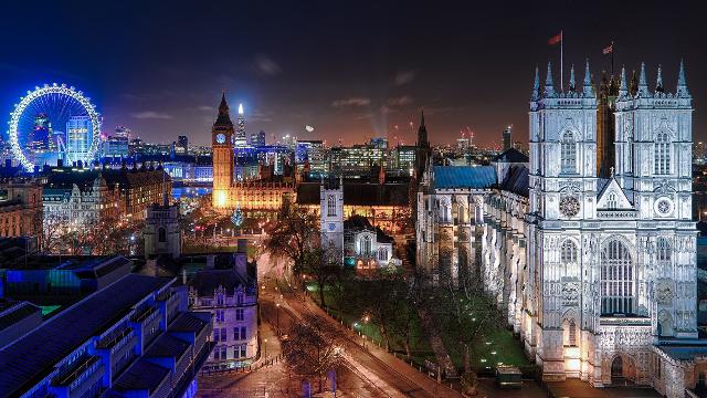 London bei Nacht mit Blick auf die wichtigsten Sehenswürdigkeiten wie Big Ben, London Eye und Westminster Abbey.