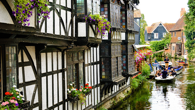 Blick auf den Kanal von Canterbury mit einer Gruppe von Menschen, die eine Paddeltour genießen, Foto von Elena Dijour, Shutterstock