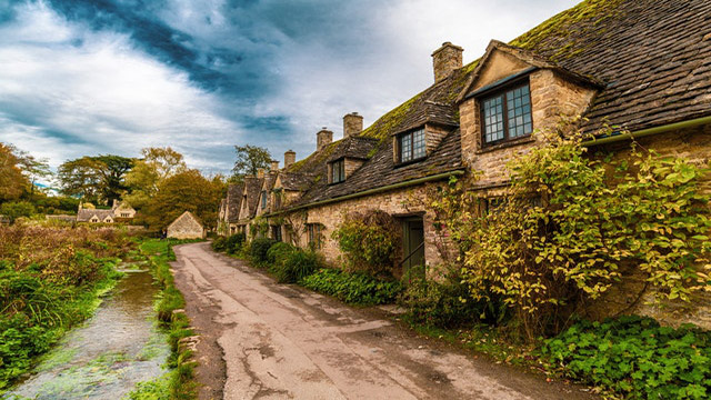Traditional stone houses in Bibury village in the Cotswolds, Photo by Samuel Sweet, Pexels