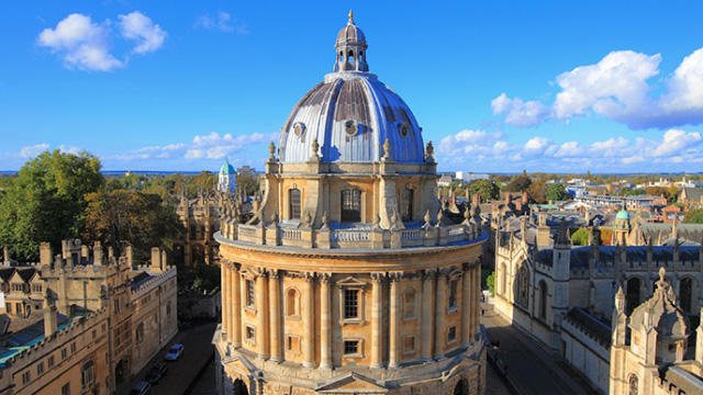 Vue aérienne sur The Radcliffe Caméra, bâtiment iconnique d'Oxford sous forme de dôme.