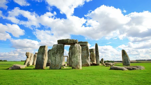 Le site impressionnant de Stonehenge par une journée ensoleillée