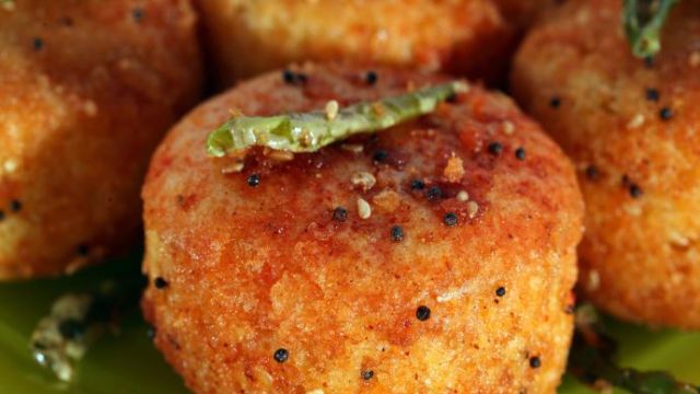 A plate of fried Indian dhokra from a brick lane indian food tour.