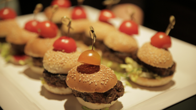Delicious burgers from the City Cruises Taste of Britain Tour. Image courtesy of City Cruises.