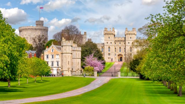 Une photo du chemin menant au château de Windsor par une journée ensoleillée en Angleterre. 